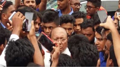 উল্টো পথে মন্ত্রীর গাড়ী, সোজা পথে ঘুরিয়ে দিল শিক্ষার্থীরা!