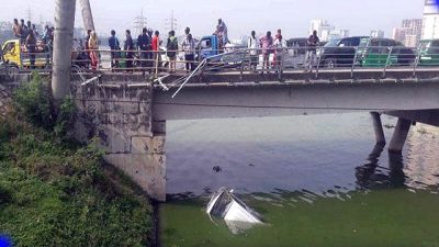 নিয়ন্ত্রণ হারিয়ে প্রাইভেটকার হাতিরঝিল ব্রিজের নীচে!