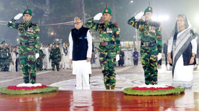 "একুশের প্রথম প্রহরে কেন্দ্রীয় শহীদ মিনারে রাষ্ট্রপতি ও প্রধানমন্ত্রীর পুষ্পস্তবক অর্পণ"