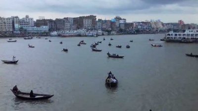 সদরঘাটে লঞ্চের ধাক্কায় নৌকা ডুবে একই পরিবারের ৬ জন নিখোঁজ