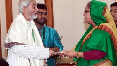 চলচ্চিত্র শিল্পী প্রবীর মিত্র ও নূতনের পাশে প্রধানমন্ত্রী