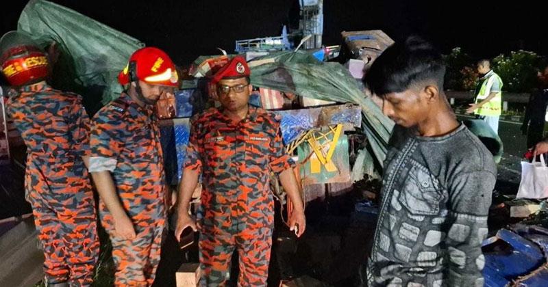 ঢাকা-মাওয়া এক্সপ্রেসওয়েতে বাস-ট্রাকের সংঘর্ষ, নিহত ৪